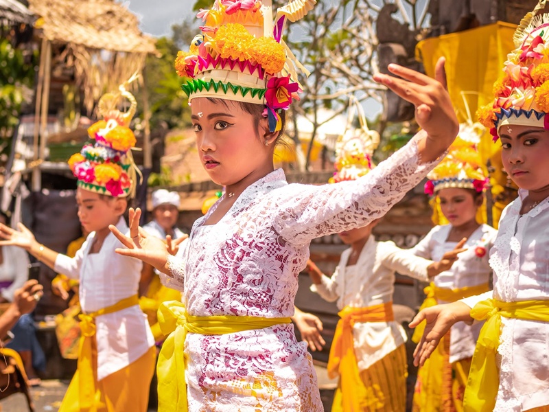 Bali'li genç kızların yöresel kıyafetler ile dans gösterisi