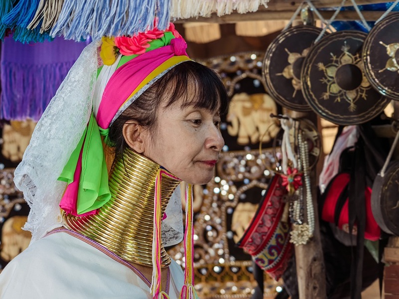 Chiang Rai'de boynuna halkalar takılı Taylı kadın