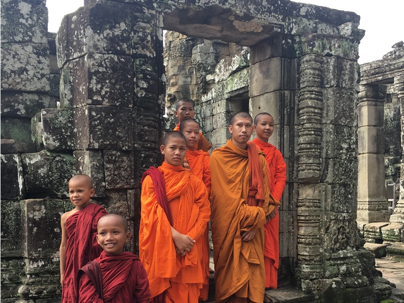 Angkorwat tapınağında budist rahip çocuklar
