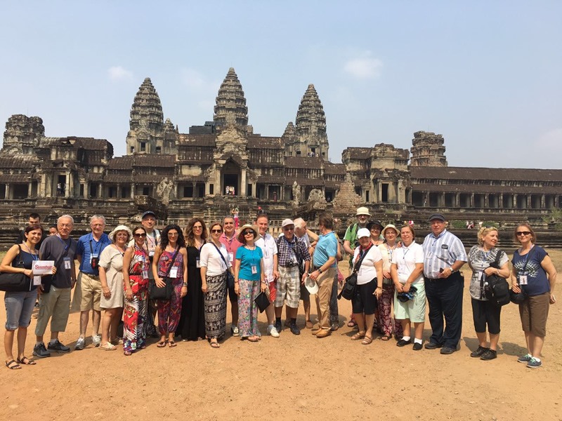 Siemreap Angkorwat tapınağı önünde fotoğraf çektiren turist kafilesi