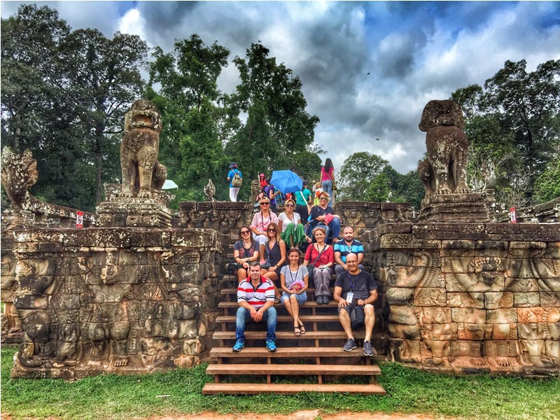 Angkor Wat tapınağında merdivenlerde turist grubu