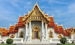 Bangkok'ta beyaz çatısı kırmızı tapınak