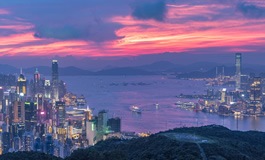 Victoria tepesinden akşam gün batımında Hong Kong