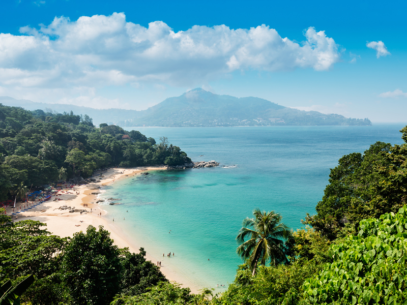 Phuket'te kuş bakışı beyaz kumlar ve turkuaz okyanus