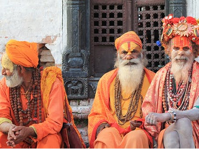 Kathmandu Pashupatinath tapınağından hindu üç adam