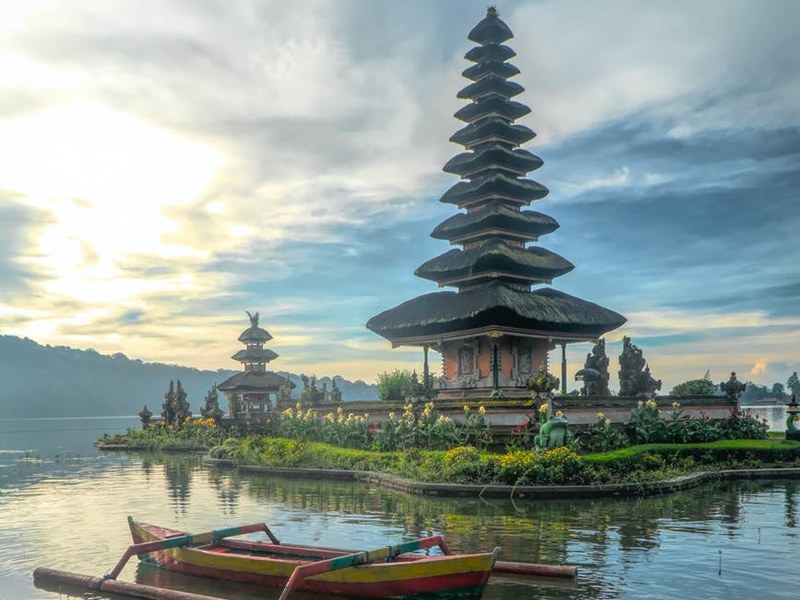 Bali'de gölün ortasında çatısı uzun tapınak