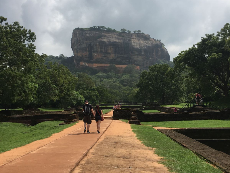 Srilanka Sigiriya kayalığının altında yürüyen iki turist