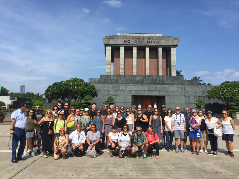 Vietnam Ho Chi Minh mozolesi önünde turist kafilesi