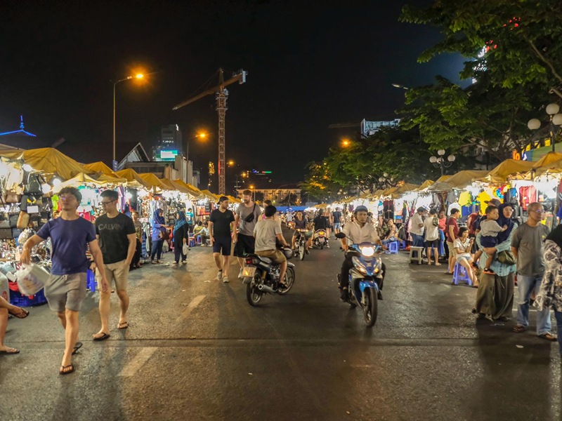 Vietnam'da sokak yemekleri satan pazar yeri ve yerel halk