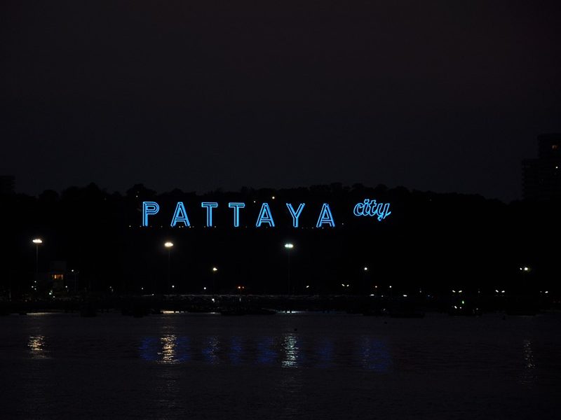 Gece karanlığında parlayan mavi renkli Pattaya City yazısı