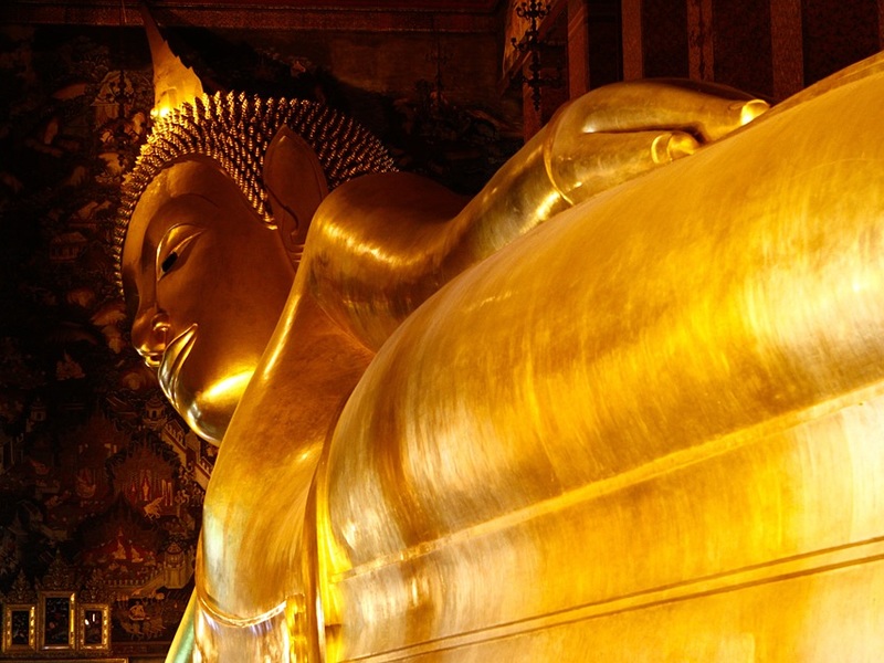 Bangkok'ta altın sarısı yatan buda heykeli