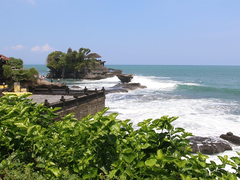 Denizin ortasındaki tanah lot tapınağı